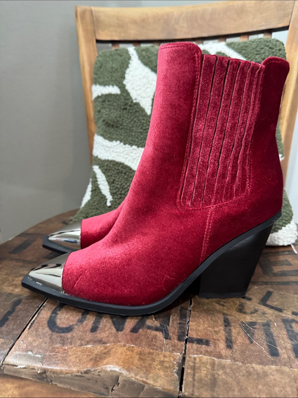 Azalea Wang Lochlan Burgundy Velvet Western Booties Silver Toe Size 9